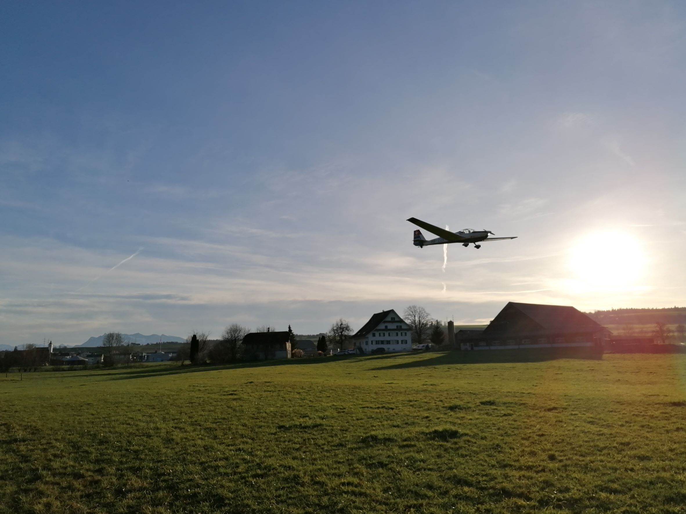 Landendes Flugzeug bei Beromünster